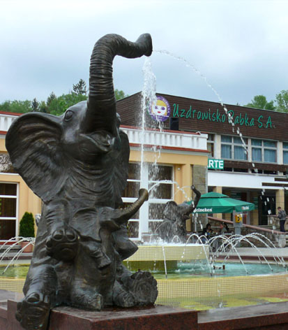 fontanna ze słoniami